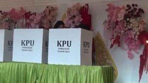 Warga-menggunakan-hak-pilih-dalam-pemungutan-suara-Pilkada-Serentak-2024-di-TPS-Bangkalan.jpg