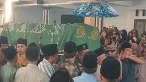 Warga-mengusung-keranda-jenazah-Achmad-Haikal-Fadil-Alfatih-12-dari-musala-kediamannya.jpg