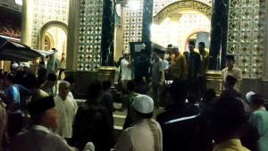 Warga-menurunkan-peti-jenazah-Moh-Royhan-Mustofa-17-menuju-mobil-ambulan.jpg