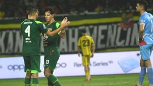 Winger-Persebaya-Bruno-Moreira-melakukan-selebrasi-bersama-Mihailo-Perovic.jpg