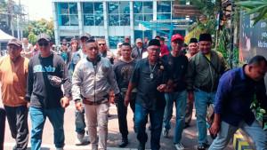 Yai-Mim-dikawal-pendukungnya-saat-mendatangi-Polresta-Malang-Kota.jpg