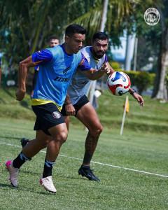 Yan-Motta-dan-Betinho-saat-berebut-bola-dalam-sesi-latihan-Arema-FC-di-lapang.jpg