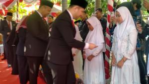 ZIARAH-KUBUR-Suasana-saat-Wakil-Gubernur-Jatim-Emil-Elestianto-Dardak-saat.jpg