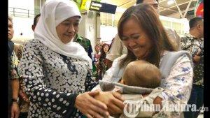 khofifah-menyambut-kedatangan-pekerja-migran-indonesia-pmi-alias-tki-di-bandara-juanda.jpg
