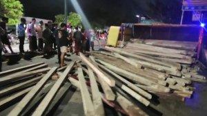 laka-lantas-truk-vs-truk-depan-SPBU-sisi-timur-jalur-Jl-Raya-Sumenep-Pamekasan-Senin.jpg