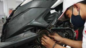 mekanik-sedang-sibuk-servis-motor.jpg