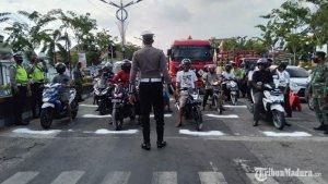 polres-sampang-saat-memberikan-imbauan.jpg