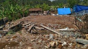 potret-reruntuhan-bangunan-akibat-gempa-bumi-di-desa-jogomulyan-kabupaten-malang.jpg