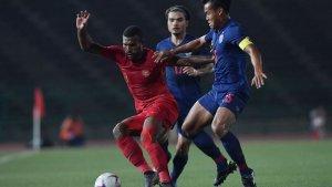 striker-timnas-u-22-indonesia-marinus-wanewar-ditempel-kapten-thailand-di-final-piala-aff.jpg