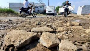 warga-urunan-dan-gotong-royong-memperbaiki-jalan-rusak-meski-rajin-bayar-pajak.jpg