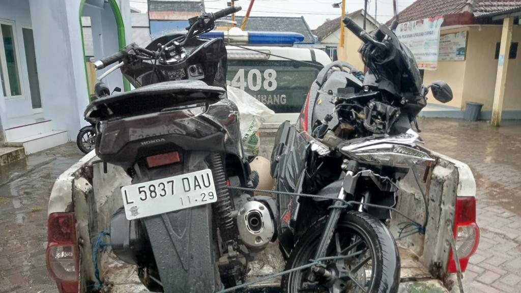2-motor-setelah-terlibat-kecelakaan-beruntun-di-Kecamatan-Mojowarno-Jombang.jpg