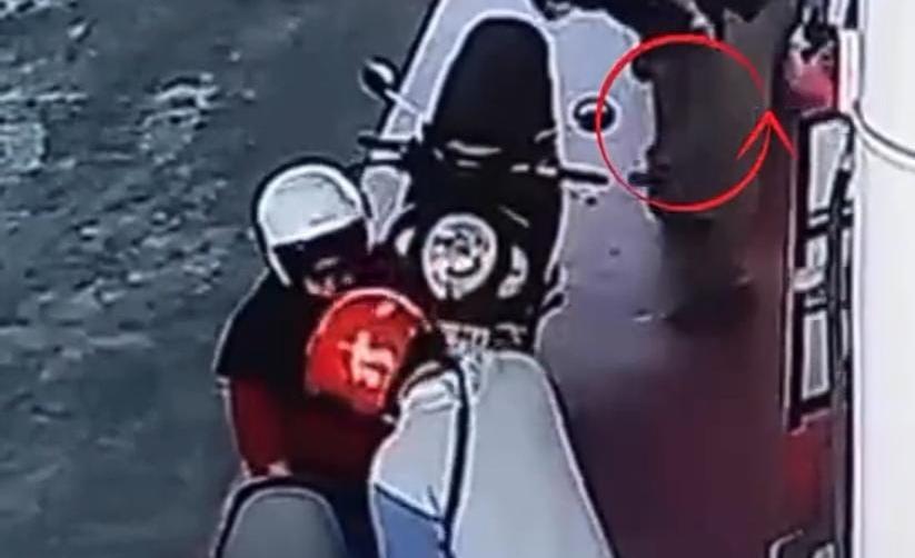 AKSI-PENCURIAN-PONSEL-Tangkapan-layar-video-CCTV-merekam-momen.jpg