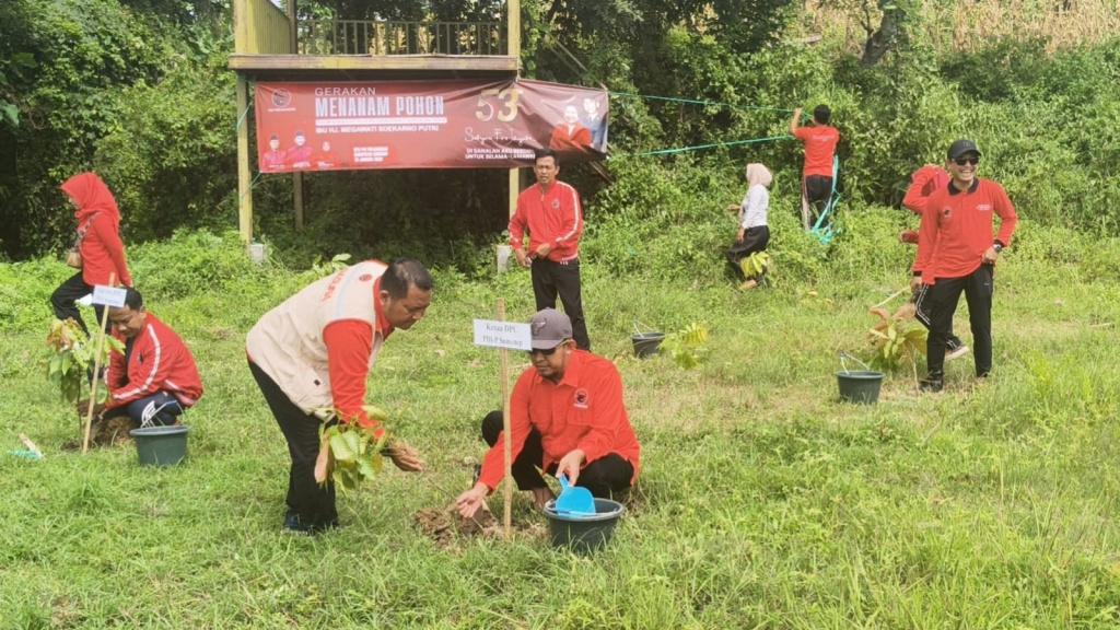Achmad-Fauzi-saat-menanam-pohon-di-area-perbukitan-Kecamatan-Batuan-Sumenep.jpg