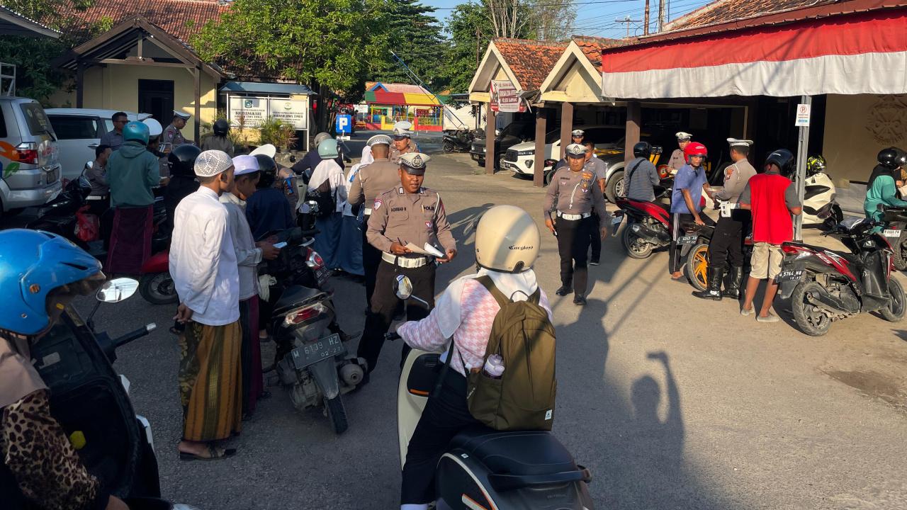 Anggota-Sat-Lantas-Polres-Sampang-menggelar-Operasi-Patuh-Semeru-2025.jpg