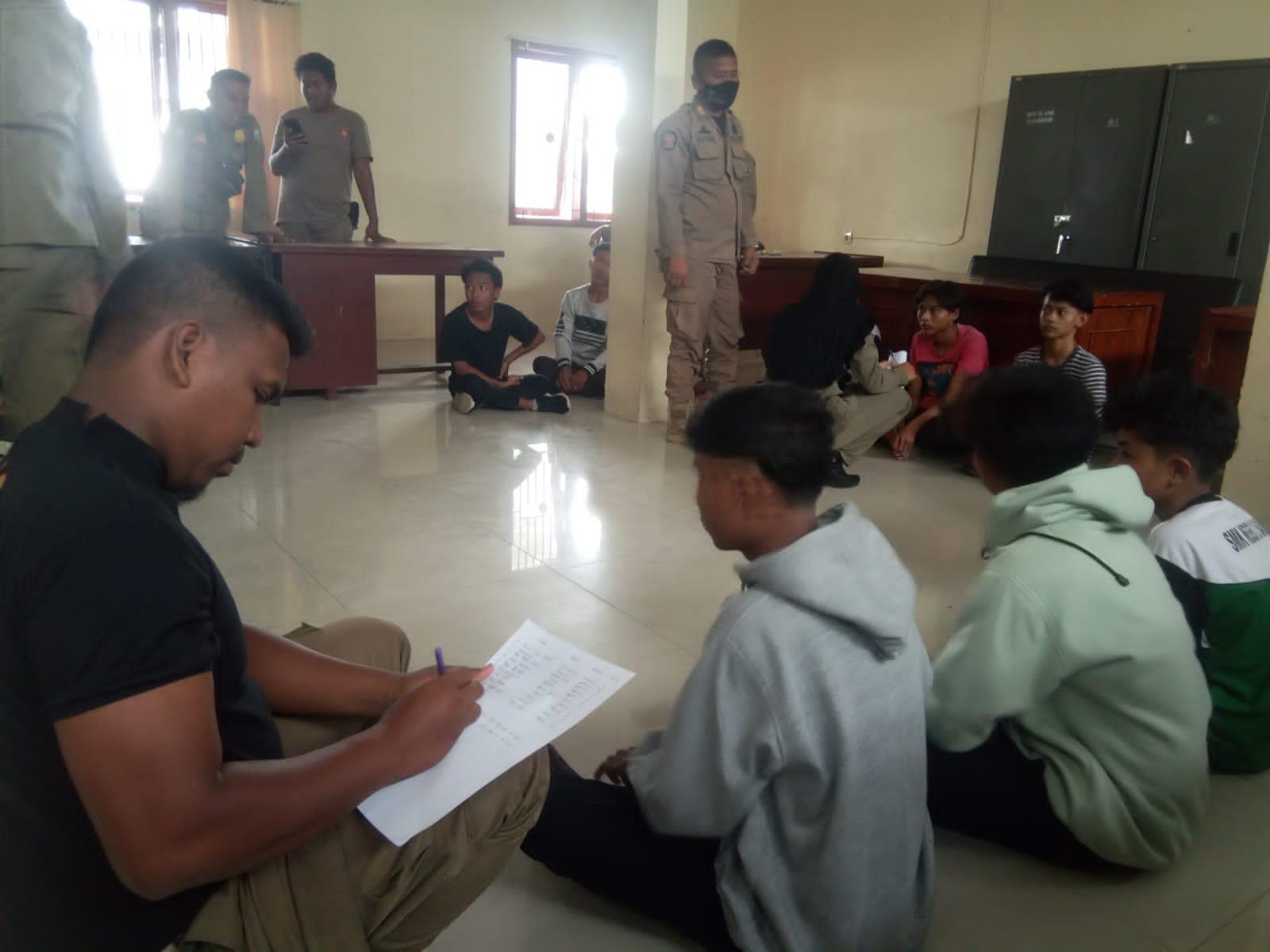 Anggota-Satpol-PP-Sampang-saat-melakukan-pendataan-pelajar-yang-terjaring.jpg