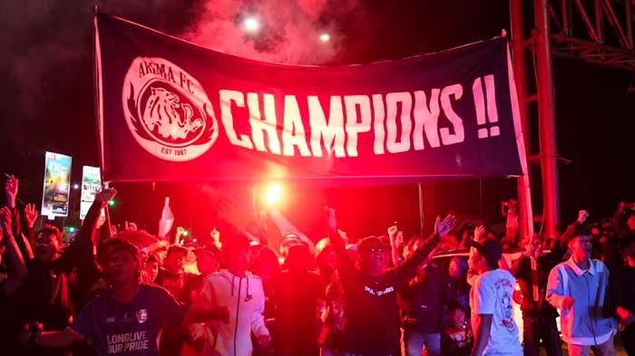 Aremania-menyambut-para-pemain-beserta-staf-tim-Arema-FC-di-Exit-Tol-Madyopuro-Malang.jpg
