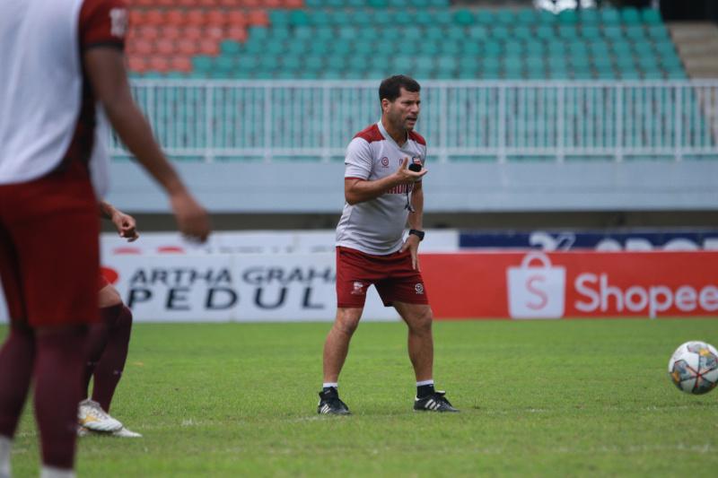 Asisten-Pelatih-Madura-United-Osvaldo-Lessa-saat-melatih-pemainnya.jpg