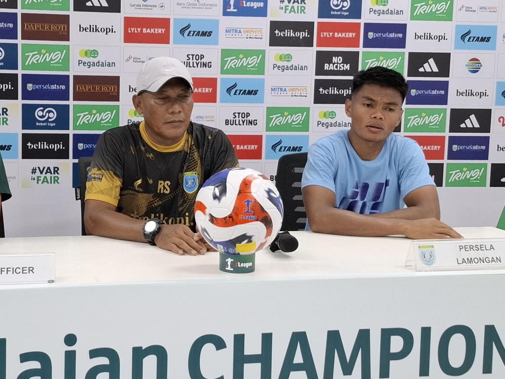 Asisten-pelatih-Persela-Ragil-Sudirman-di-sesi-konferensi-pers.jpg