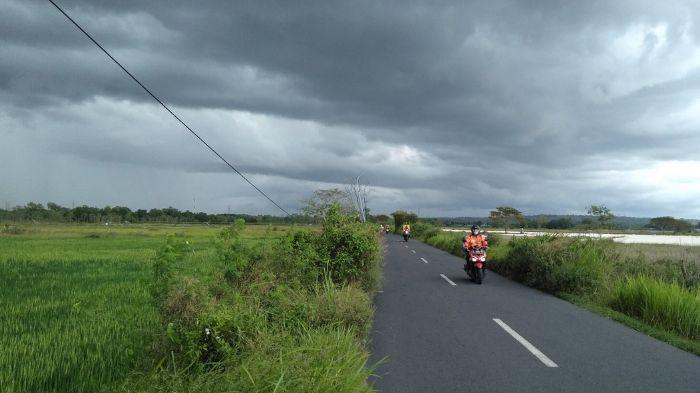 Awan-kelabu-di-atas-langit-kawasan-menuju-Jembatan-Suramadu-mewarnai-cuaca-ekstrem-di-Bangkalan.jpg