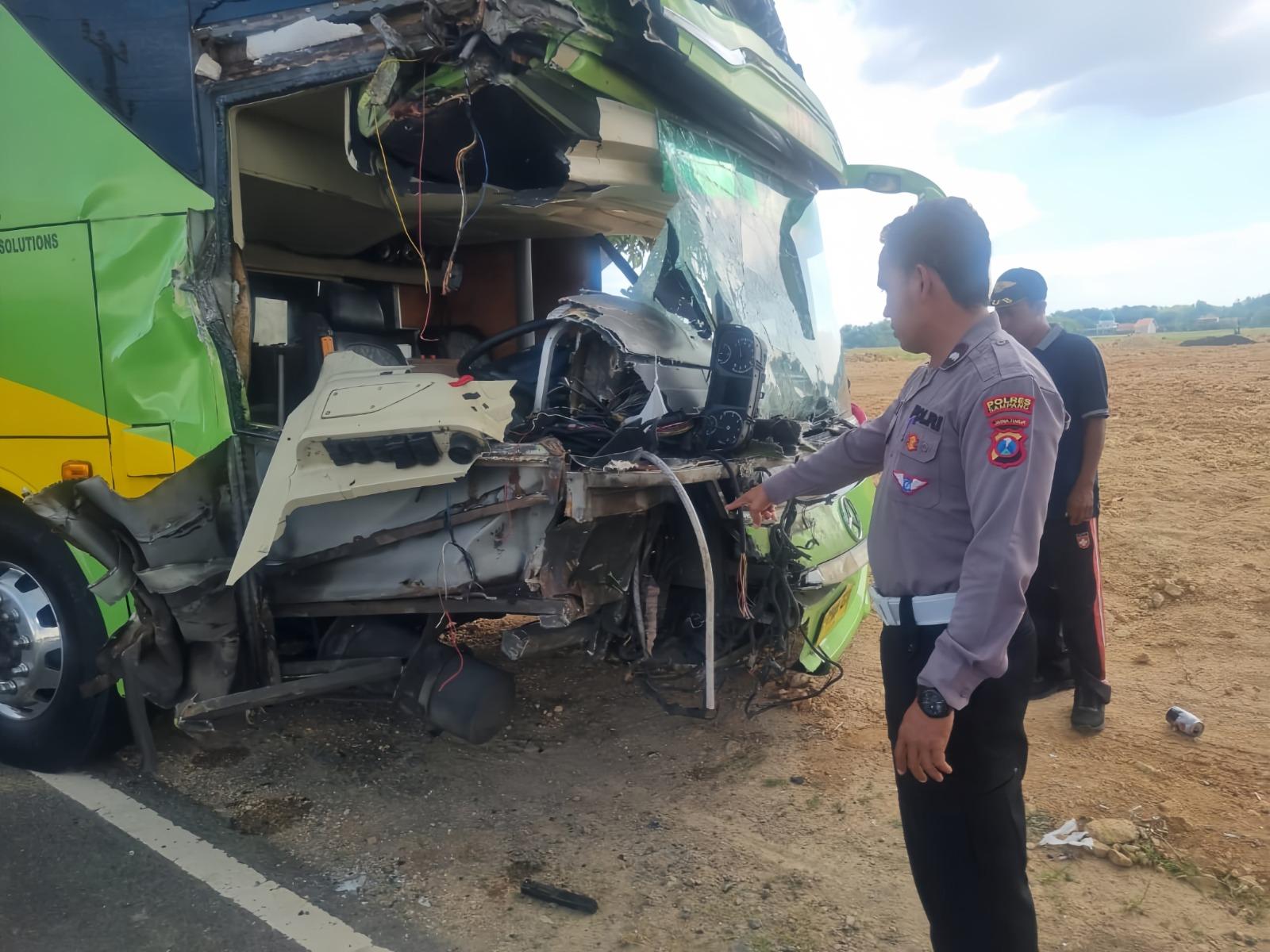 Ngerinya Detik-detik Bus Gunung Harta Tabrakan dengan Truk di Jrengik Sampang, Dua Orang Luka-Luka