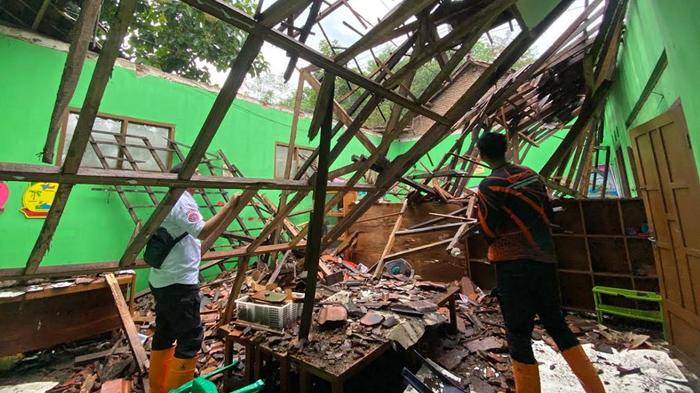 BPBD-Bondowoso-meninjau-ruang-kelas-di-TK-2-NU-di-Jalan-Mastrip-atap-sekolah-ambruk.jpg