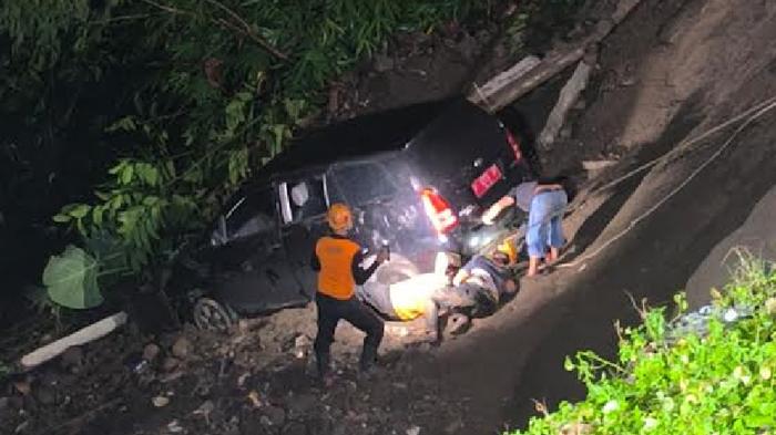 BPBD-Jember-evakuasi-mobil-milik-Diskominfo-Jember-yang-terperosok-di-sungai.jpg