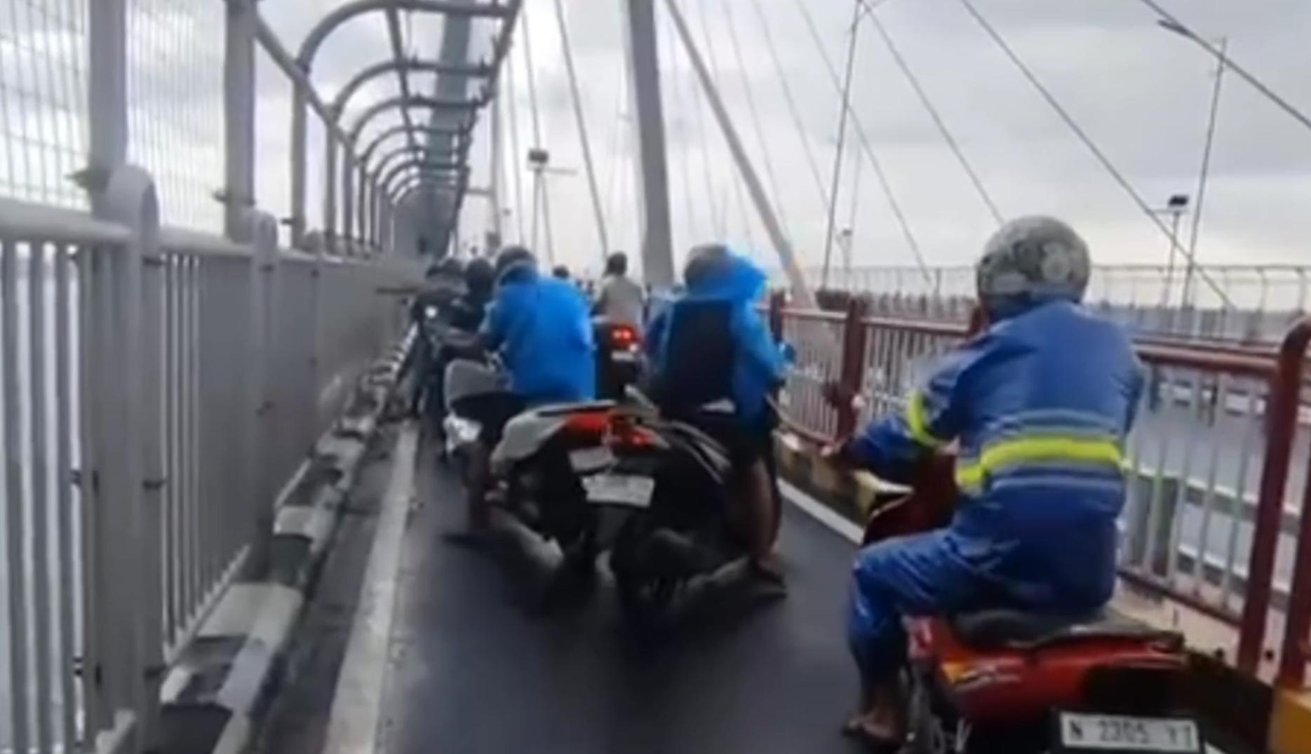 Badai-angin-memaksa-sejumlah-pemotor-menepi-ketika-melintasi-Jembatan-Suramadu.jpg