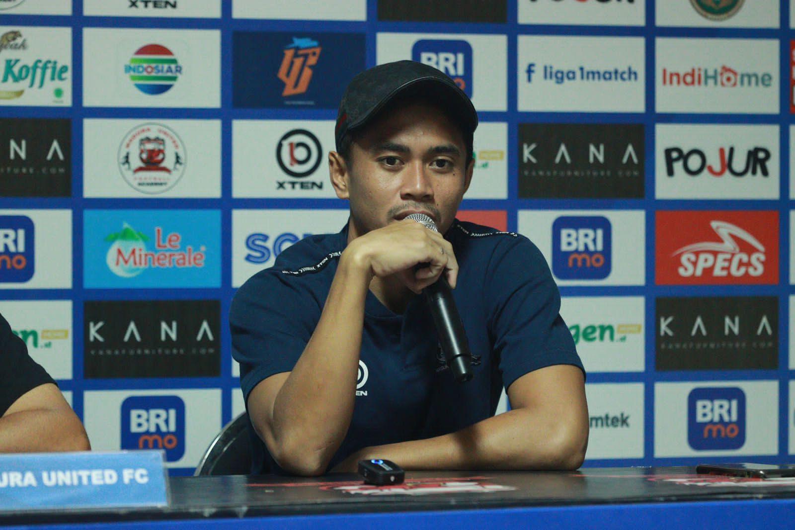 Bek-Madura-United-Reva-Adi-Utama-sewaktu-konferensi-pers-di-Stadion-Pamekasan.jpg