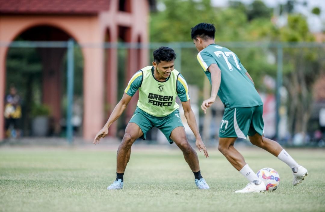 Bek-Persebaya-Arief-Catur-Pamungkas-saat-menjalani-latihan-tim-di-Lapangan-Thor-Surabaya.jpg