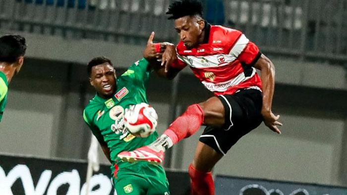 madura/Bek-asing-Madura-United-Mendonca-berduel-dengan-pemain-Persebaya.jpg