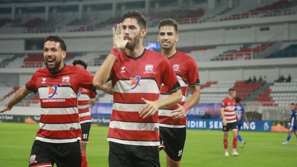 Bek-tengah-Madura-United-Pedro-Monteiro-tengah-melakukan-selebrasi.jpg