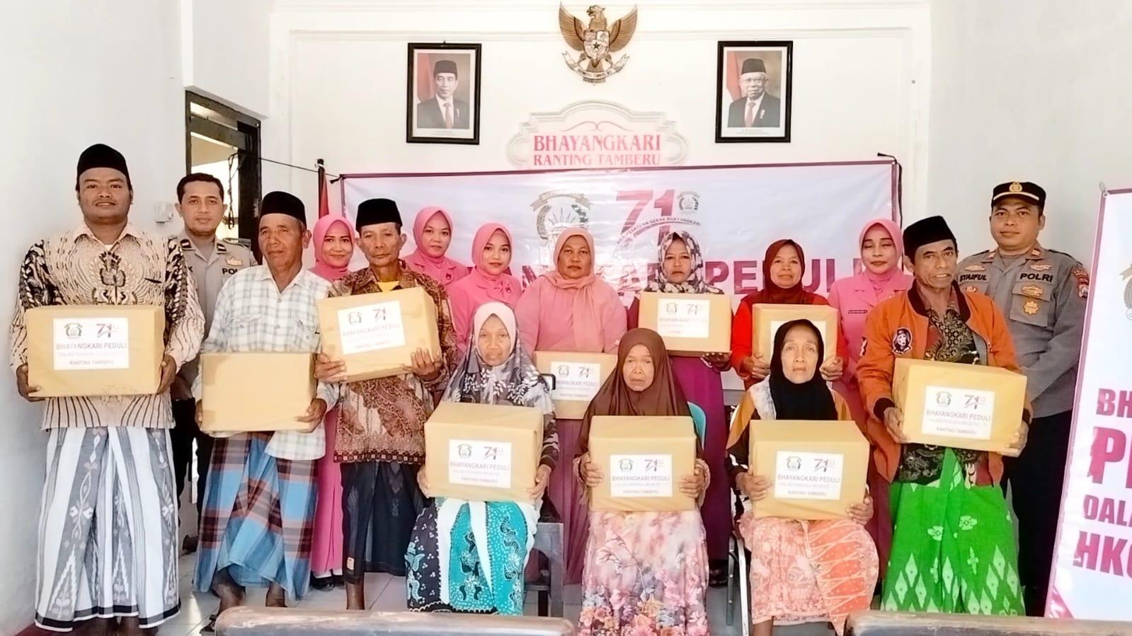 Polsek Bersama Bhayangkari Tamberu Pamekasan Salurkan Sembako ke Warga Kurang Mampu