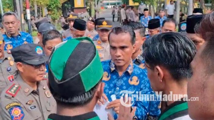Bupati-Bangkalan-Lukman-Hakim-berdialog-dengan-massa-HMI-yang-demo.jpg