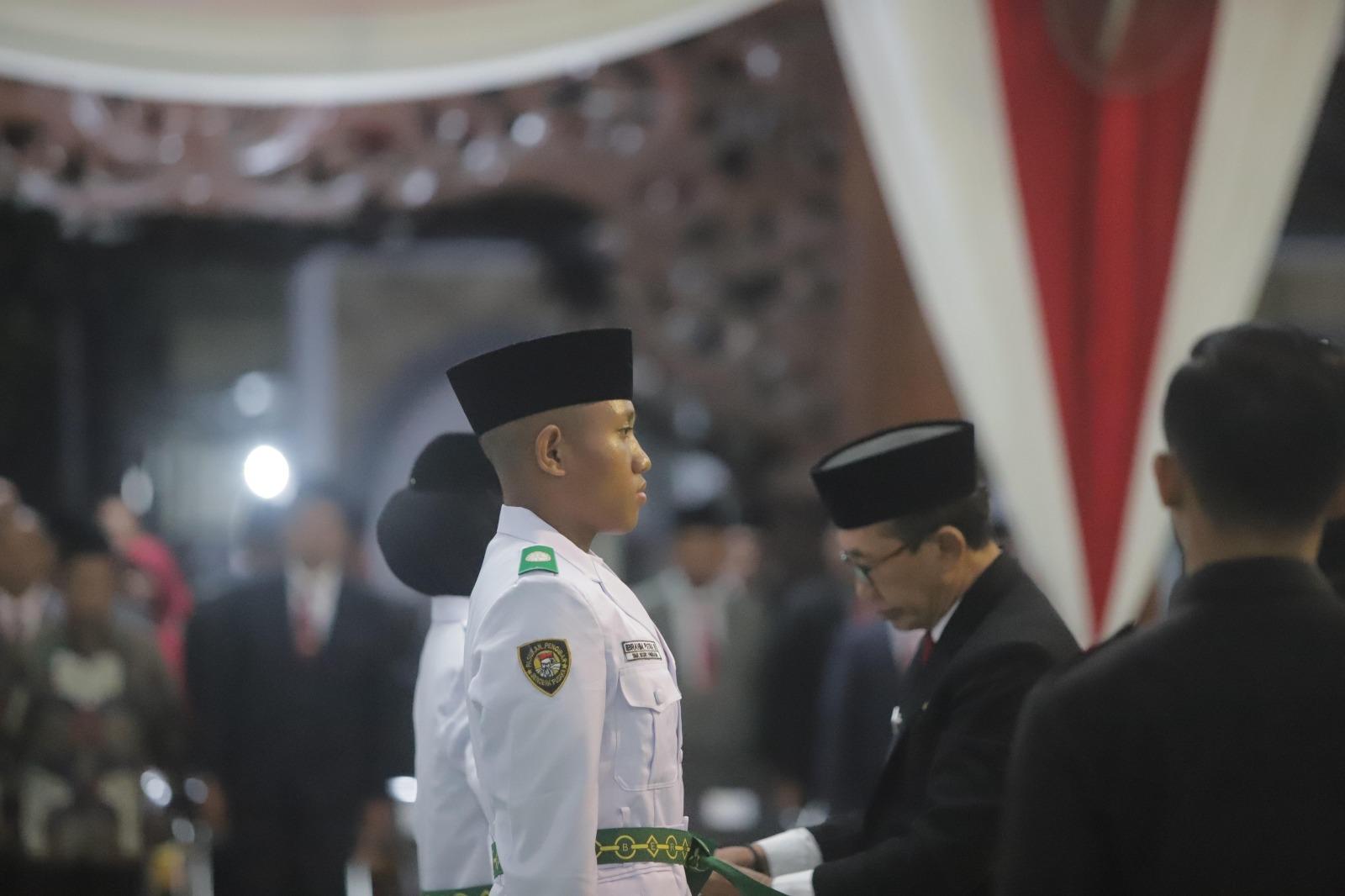 Bupati-Pamekasan-Dr-KH-Kholilurrahman-mengukuhkan-74-pasukan-pengibar.jpg
