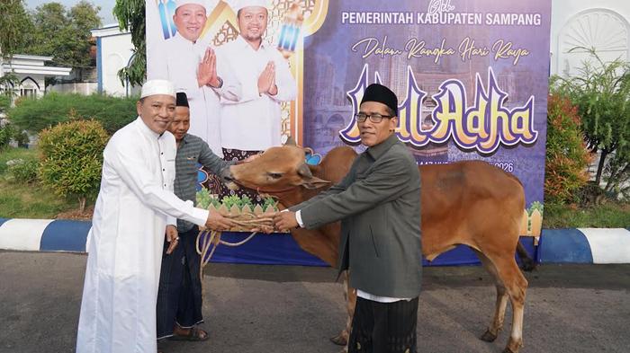 Bupati-Sampang-Slamet-Junaidi-menyerahkan-hewan-kurban-2026.jpg