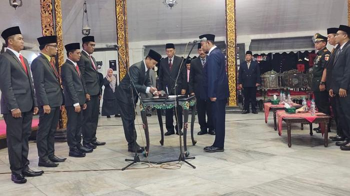 Bupati-Sumenep-Achmad-Fauzi-Wongsojudo-resmi-melantik-Komisioner-Komisi-Informasi-Sumenep.jpg