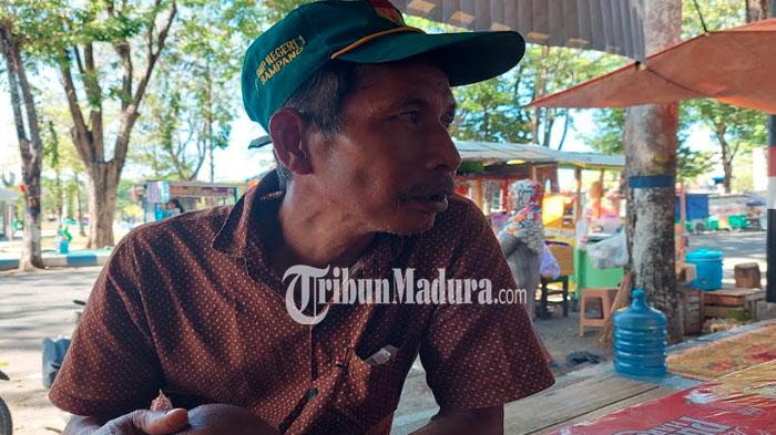 Buradi-52-dengan-ekspresi-senang-saat-berada-di-kawasan-Alun-Alun-Trunojoyo-Sampang-Madura.jpg