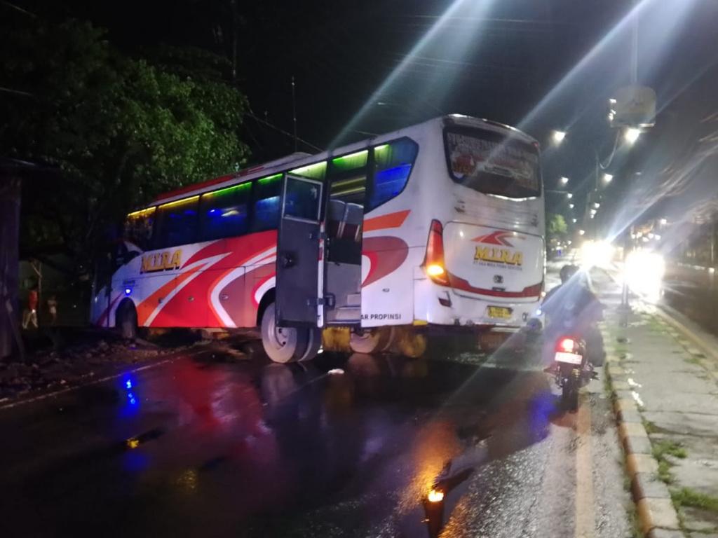 Bus-PO-Mira-kecelakaan-di-Jalan-Raya-Desa-Dukuhdimoro-Kecamatan-Mojoagung-Jombang.jpg