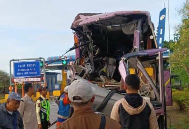 BREAKING NEWS: Bus Rombongan SMKN Ngasem Bojonegoro Kecelakaan di Tol Gempol-Pasuruan, 2 Orang Tewas