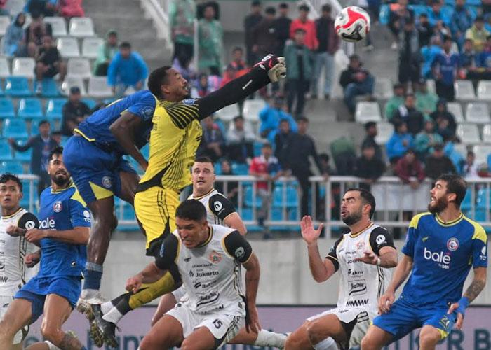 Carlos-Eduardo-menghalau-bola-udara-saat-laga-Arema-FC-vs-Persija.jpg