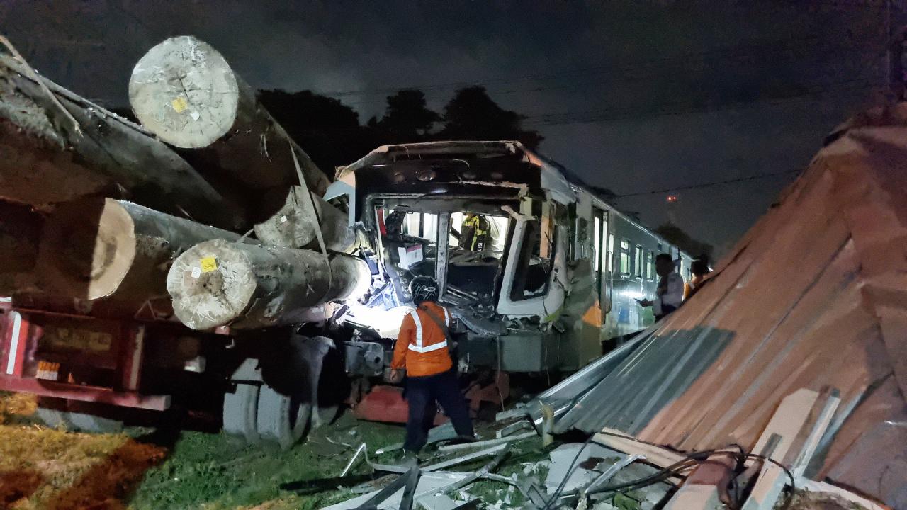 Kereta Commuter Line Jenggala Tertemper Truk Muat Kayu di Gresik, Masinis Dilarikan ke Rumah Sakit