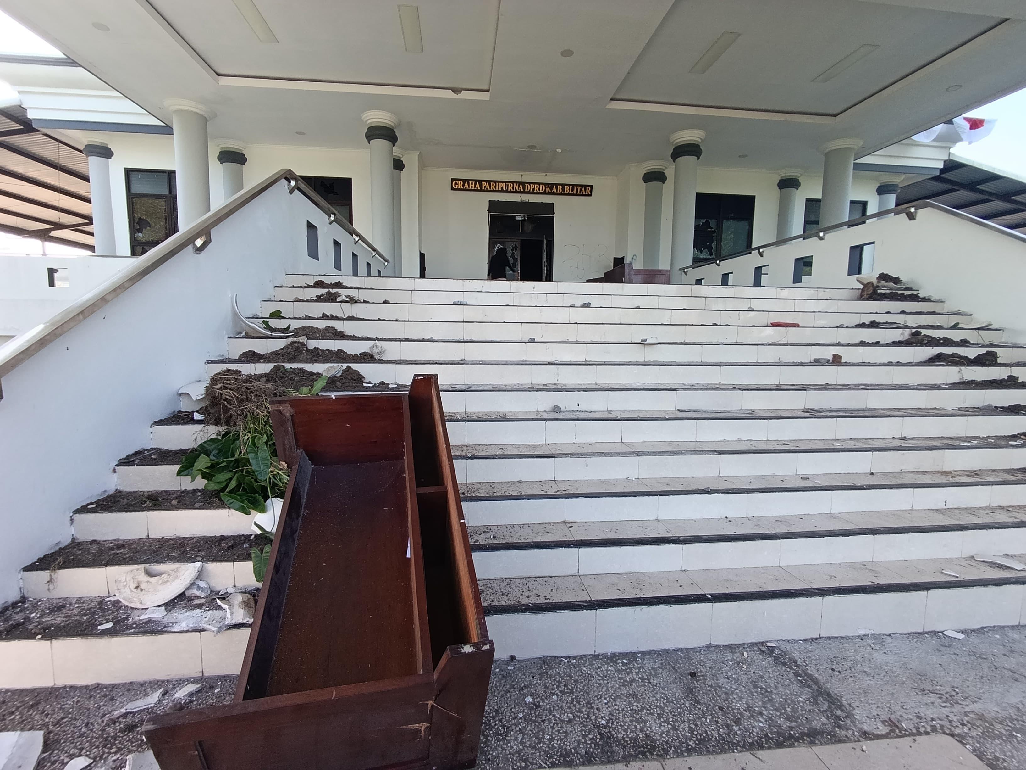 DIBAKAR-MASSA-Kondisi-gedung-DPRD-Kabupaten.jpg