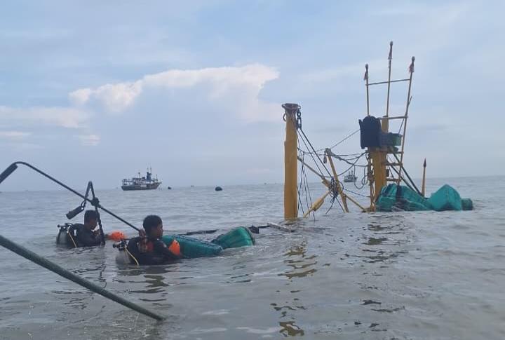DITERJANG-OMBAK-Kapal-nelayan-karam-akibat-diterjang-ombak-di-tengah-cuaca.jpg