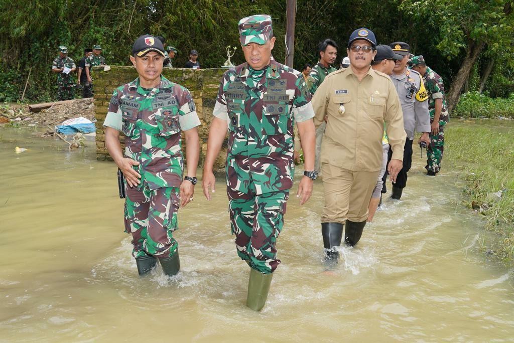 3.303 KK di Bangkalan Terdampak Banjir, Danrem 084/BJ : Harus Ada Solusi Biar Tak Terulang