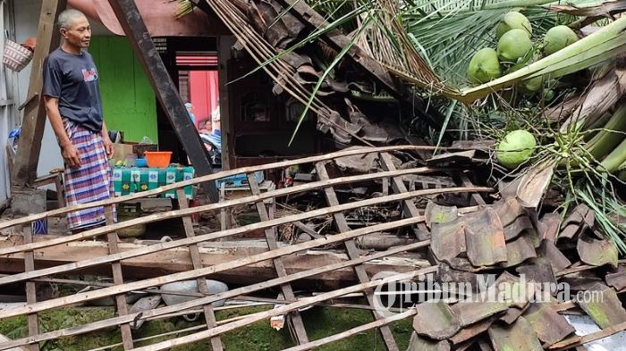 Dapur-rumah-warga-yang-ambruk-tertimpa-pohon-kelapa-di-Banyuwangi-Jumat-61.jpg