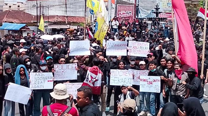 Demonstran-di-bundaran-depan-Gedung-DPRD-Jember-Jawa-Timur.jpg