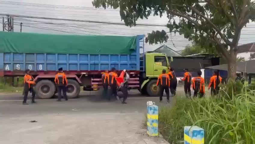 Detik-detik-truk-menerobos-penertiban-jam-operasional.jpg
