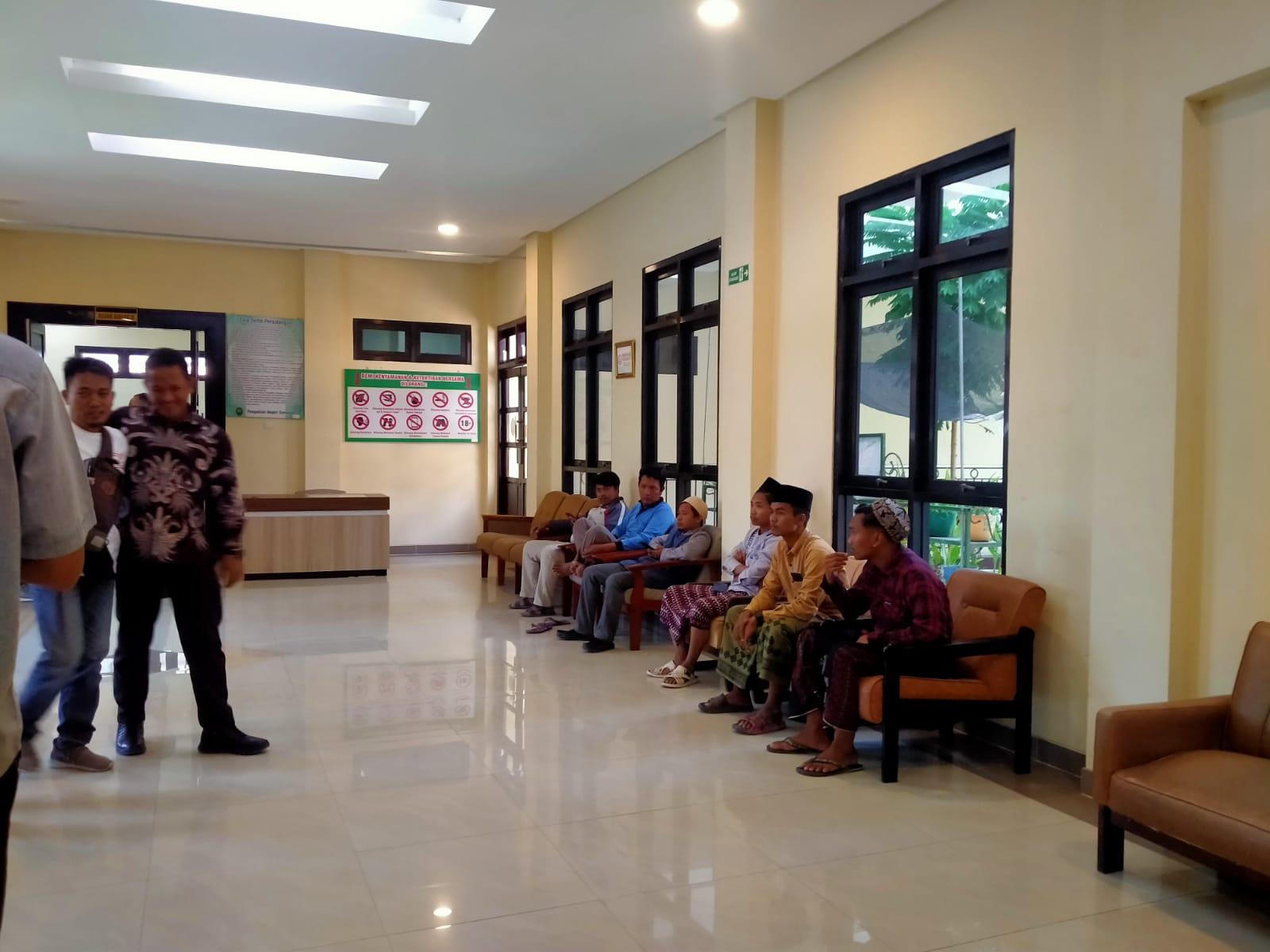 Dok-Ruang-tunggu-Kantor-Pengadilan-Negeri-PN-Sampang-Jalan-Jaksa-Agung-Suprapto.jpg