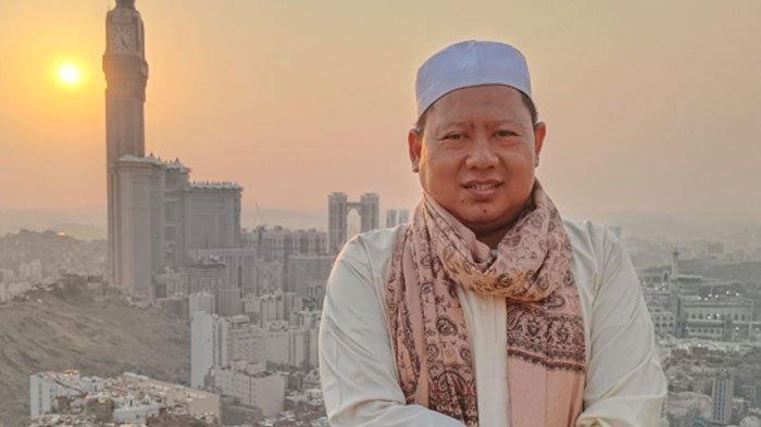 Dr-Holis-S-HI-MHI-Nur-Kholis-Majid-Sekretaris-Komisi-Pendidikan-Kaderisasi-Ulama-MUI-Jatim.jpg