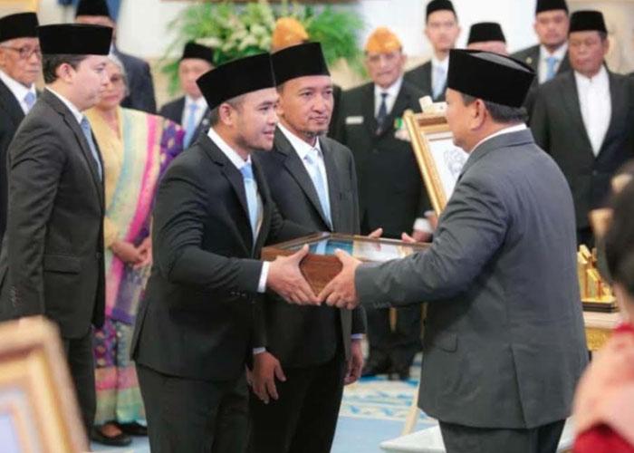 Dzurriyah-Syaikhona-Mohammad-Kholil-Bangkalan-saat-penerimaan-anugerah-Pahlawan-Nasional.jpg